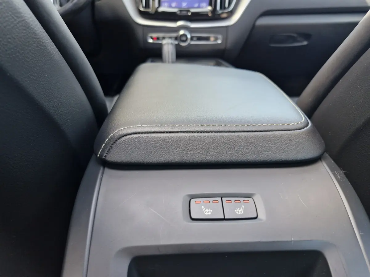 Recharge T6 AWD R-Design ALLE OPTIES luchtvering | Lounge Pack (audio installatie premium, head-up display, parkeersensor voor, rondomzicht camera) en Climate Pro Pack (stuur verwarmd, achte