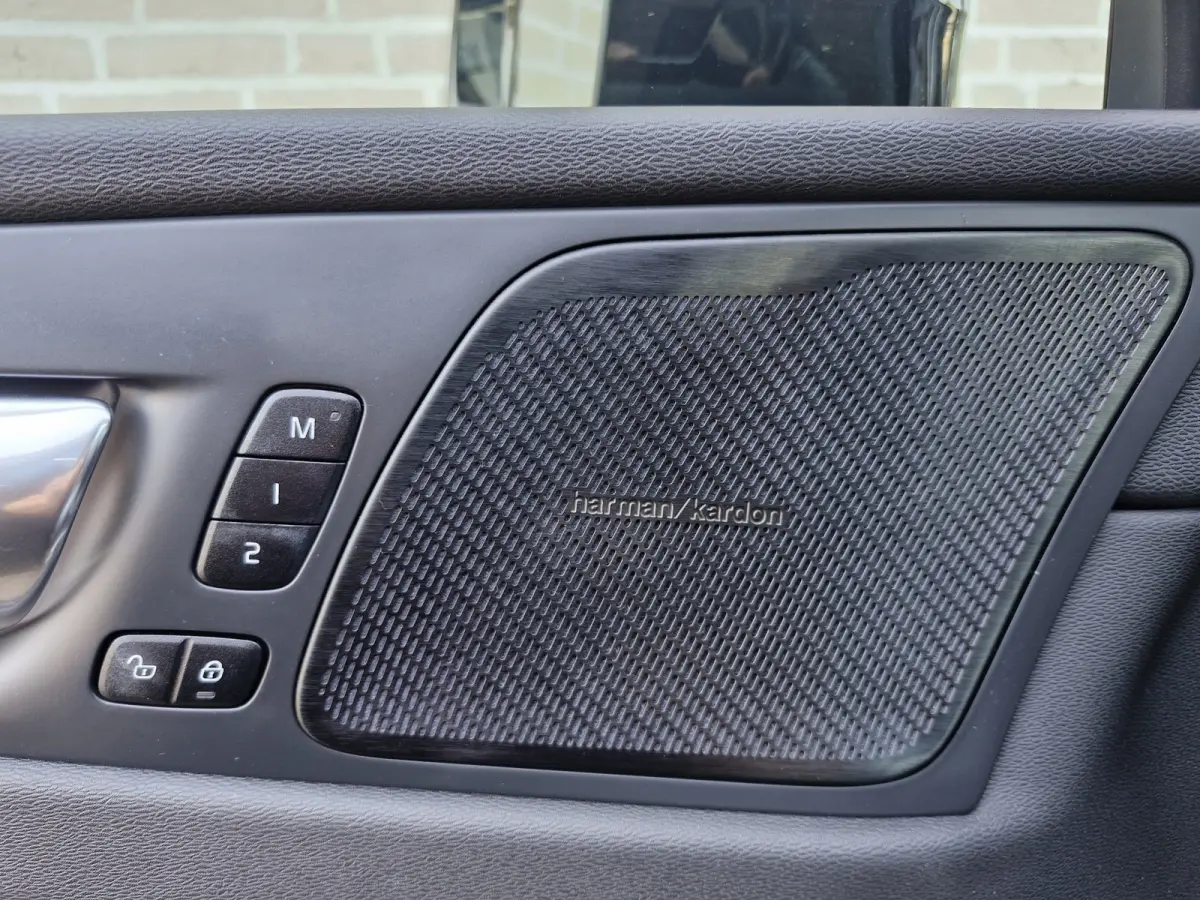 Recharge T6 AWD R-Design ALLE OPTIES luchtvering | Lounge Pack (audio installatie premium, head-up display, parkeersensor voor, rondomzicht camera) en Climate Pro Pack (stuur verwarmd, achte