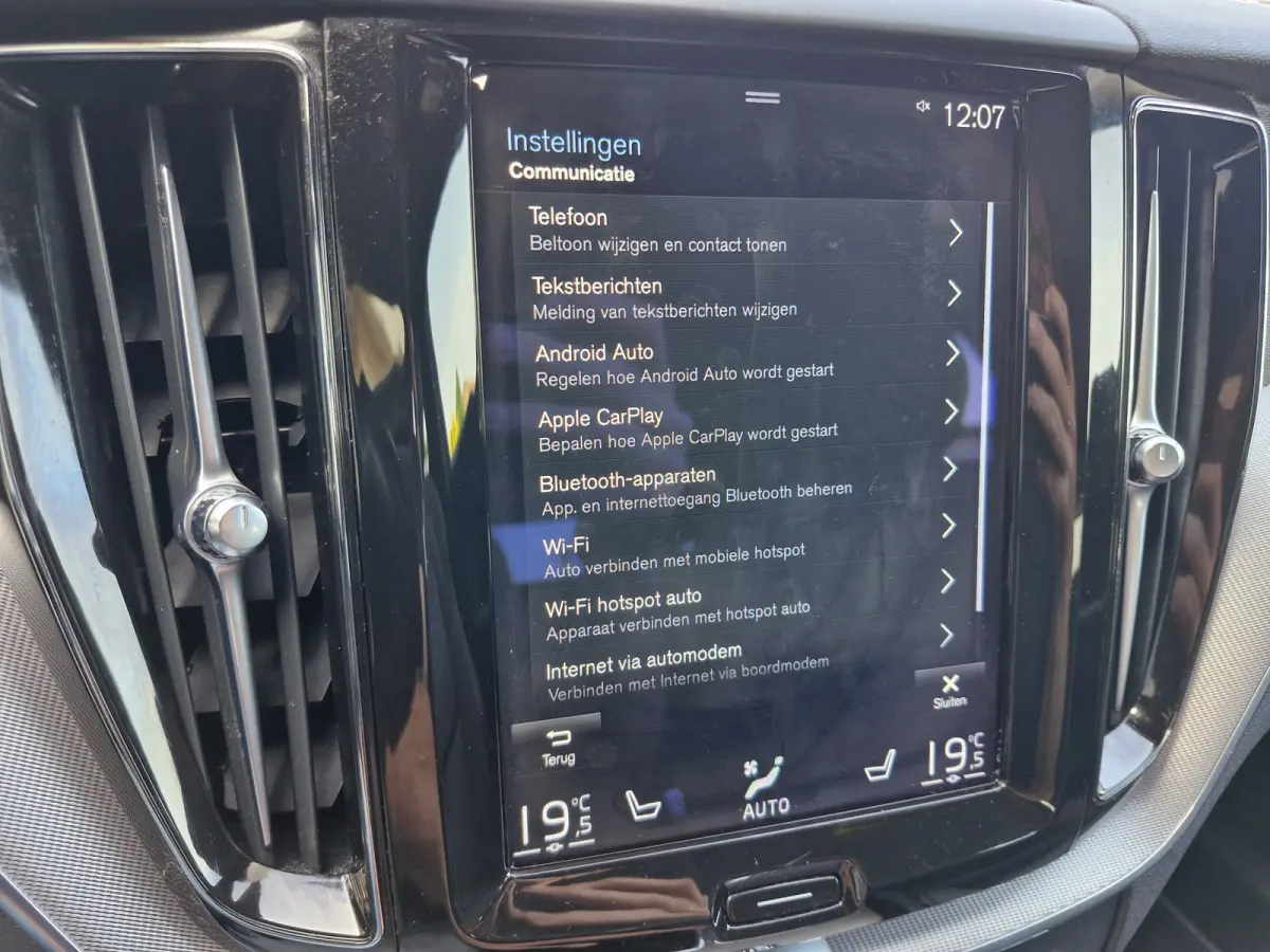 Recharge T6 AWD R-Design ALLE OPTIES luchtvering | Lounge Pack (audio installatie premium, head-up display, parkeersensor voor, rondomzicht camera) en Climate Pro Pack (stuur verwarmd, achte