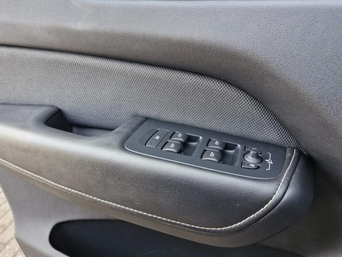Recharge T6 AWD R-Design ALLE OPTIES luchtvering | Lounge Pack (audio installatie premium, head-up display, parkeersensor voor, rondomzicht camera) en Climate Pro Pack (stuur verwarmd, achte
