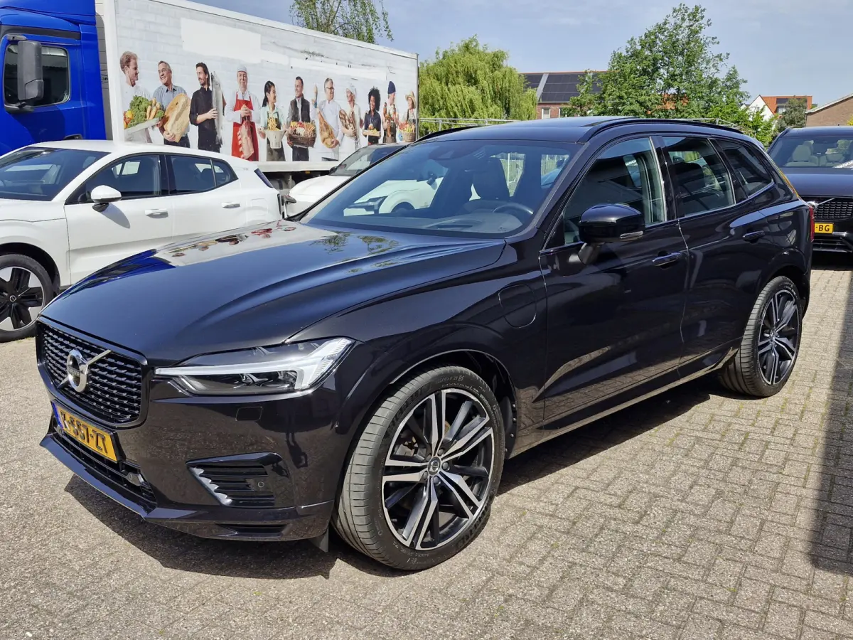 Recharge T6 AWD R-Design ALLE OPTIES luchtvering | Lounge Pack (audio installatie premium, head-up display, parkeersensor voor, rondomzicht camera) en Climate Pro Pack (stuur verwarmd, achte