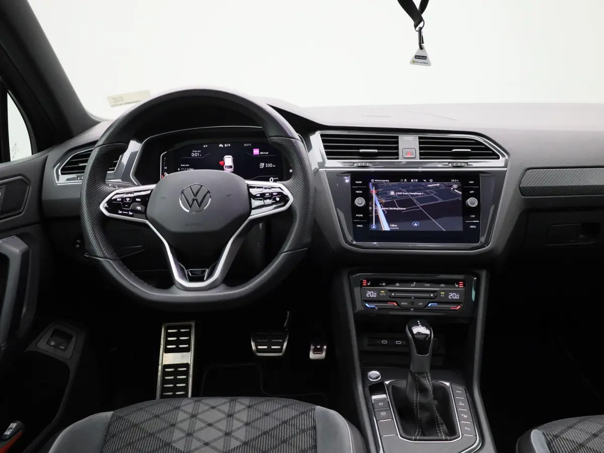 1.4 TSI eHybrid R-Line Business | PANORAMADAK | ACHTERUITRIJCAMERA | APPLE CARPLAY - ANDROID AUTO | ELEKTRISCHE ACHTERKLEP | TREKHAAK | STOELVERWARMING | STUURWIELVERWARMING | KEYLESS | NAVI