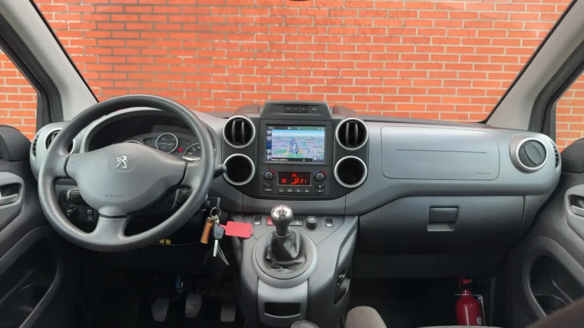 1.2 PureTech 110PK Allure | Trekhaak | Camera | Navigatie | parkeersensoren | Nieuwe Distributieriem | Cruise Control | Climate Control