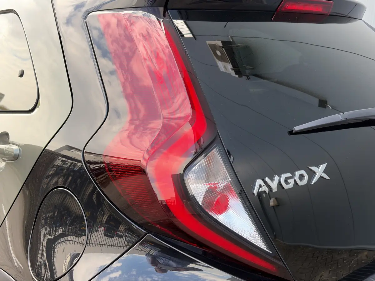 1.0 VVT-i MT Pulse | Trekhaak | Camera | Lichtmetalen velgen | Carplay | Cruise control | Parkeersensoren | Airco