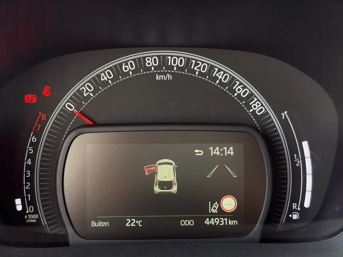 1.0 VVT-i MT Pulse | Trekhaak | Camera | Lichtmetalen velgen | Carplay | Cruise control | Parkeersensoren | Airco