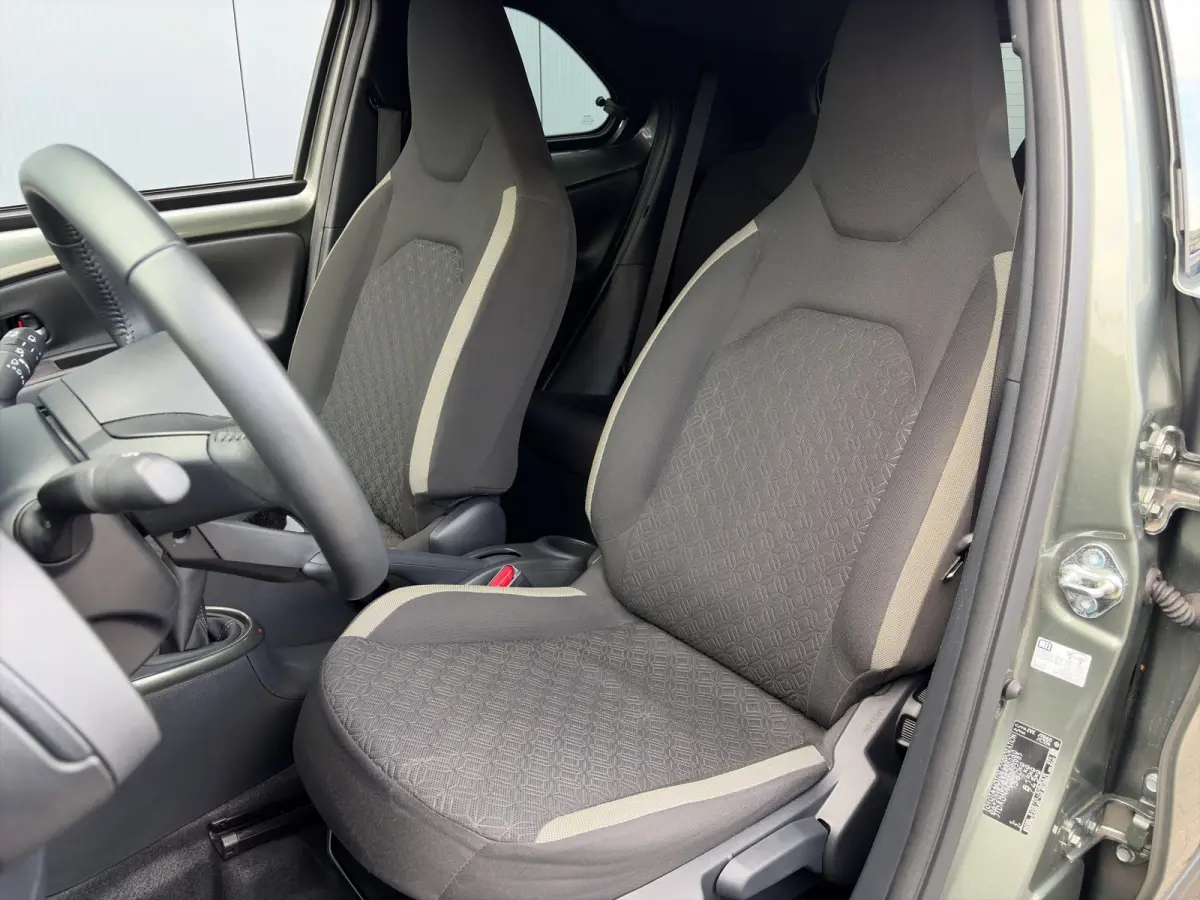 1.0 VVT-i MT Pulse | Trekhaak | Camera | Lichtmetalen velgen | Carplay | Cruise control | Parkeersensoren | Airco