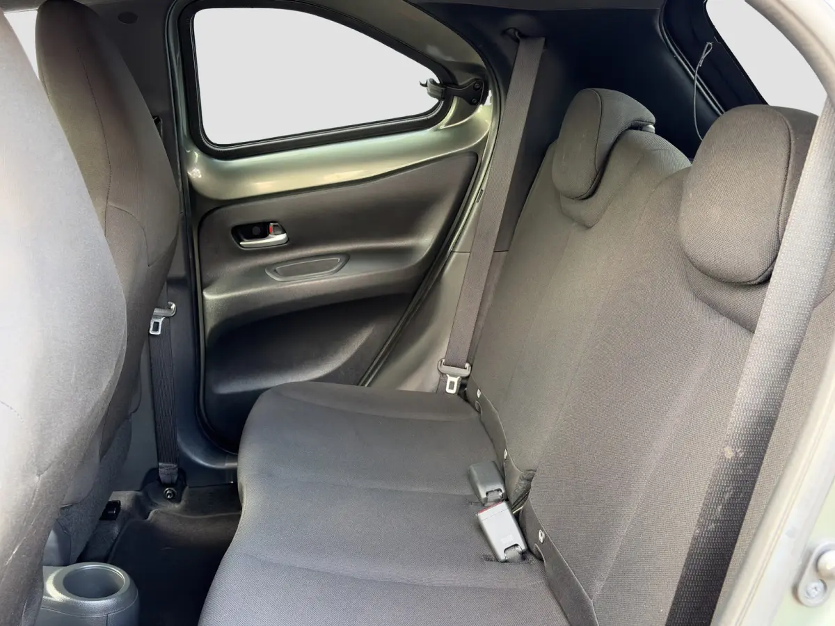 1.0 VVT-i MT Pulse | Trekhaak | Camera | Lichtmetalen velgen | Carplay | Cruise control | Parkeersensoren | Airco