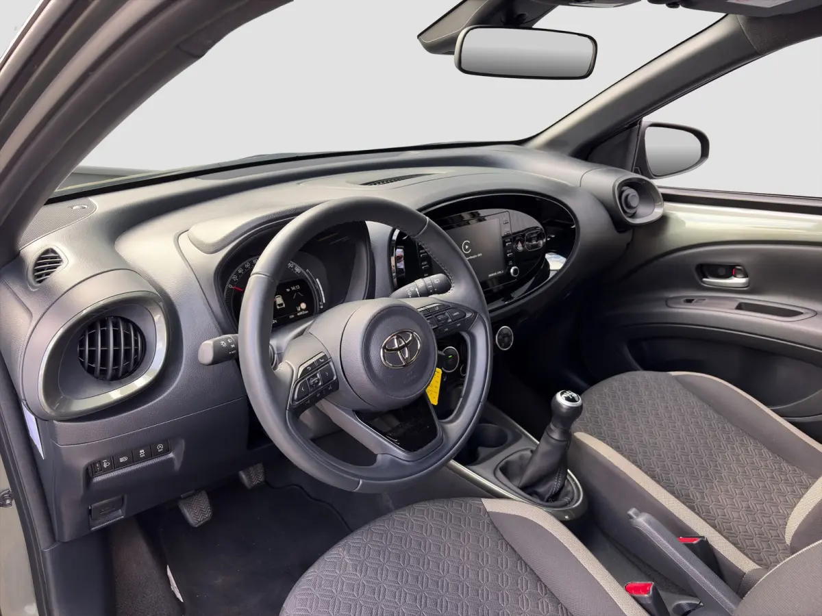 1.0 VVT-i MT Pulse | Trekhaak | Camera | Lichtmetalen velgen | Carplay | Cruise control | Parkeersensoren | Airco
