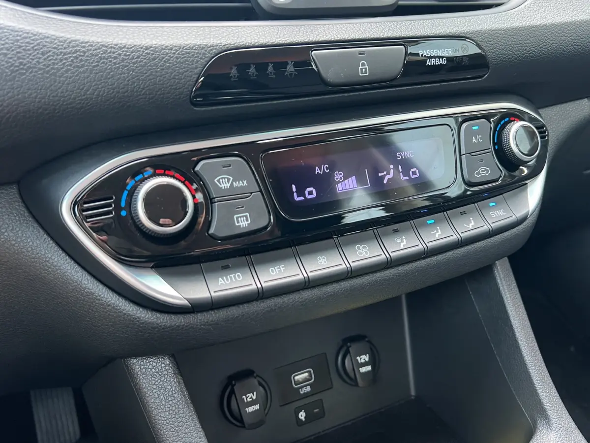 1.0 T-GDi 120pk MHEV Comfort Smart | Camera | Climate controle | Carplay | Cruise controle | Draadloos laden | Keyless entry | LED verlichting | Navigatie | Lichtmetalen velgen | Inklapbare 
