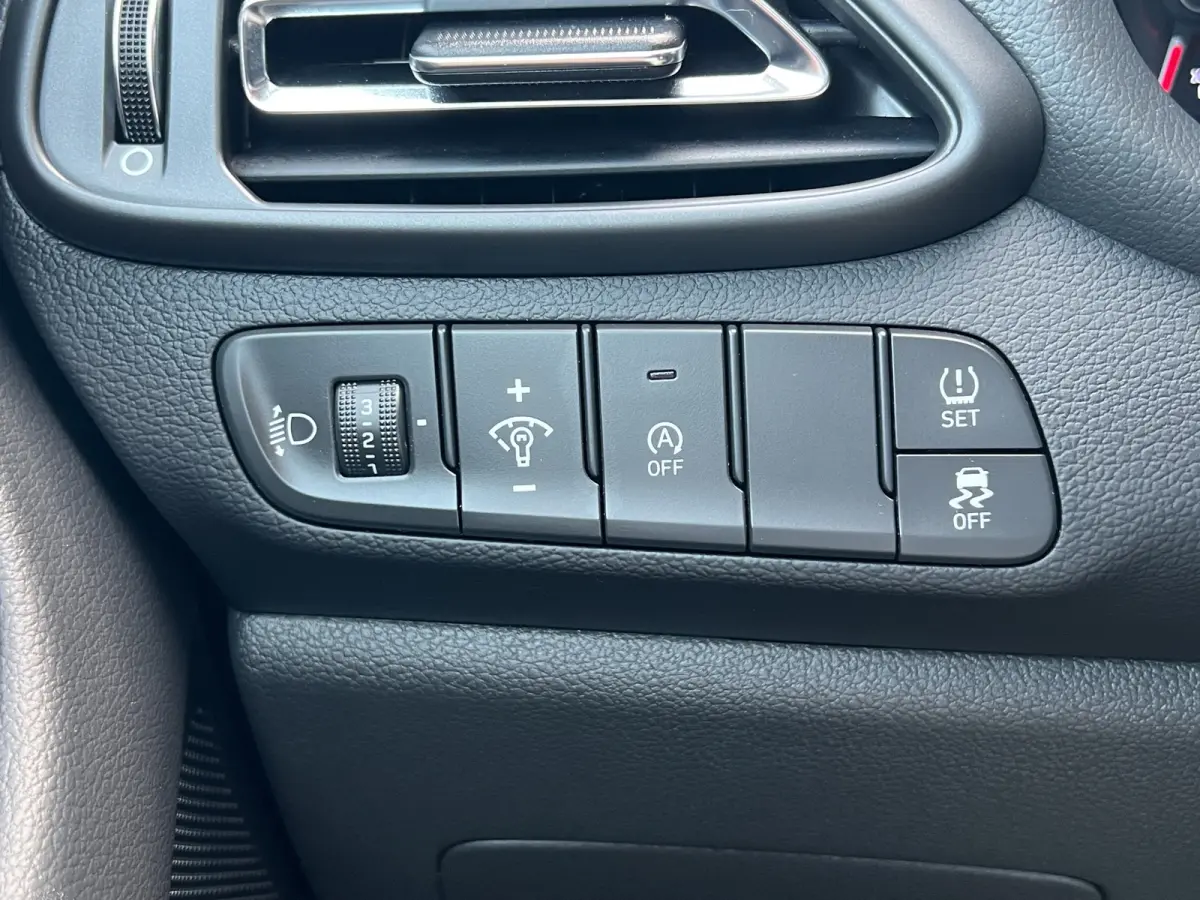 1.0 T-GDi 120pk MHEV Comfort Smart | Camera | Climate controle | Carplay | Cruise controle | Draadloos laden | Keyless entry | LED verlichting | Navigatie | Lichtmetalen velgen | Inklapbare 