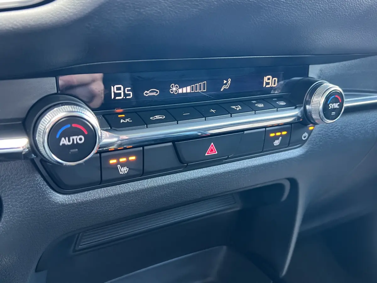 2.0 186pk e-SkyActiv-X M Hybrid Exclusive-line | Camera | Adaptive cruise controle | Carplay | Dodehoek detectie | Climate controle | Draadloos laden | Keyless entry | Parkeersensoren voor e