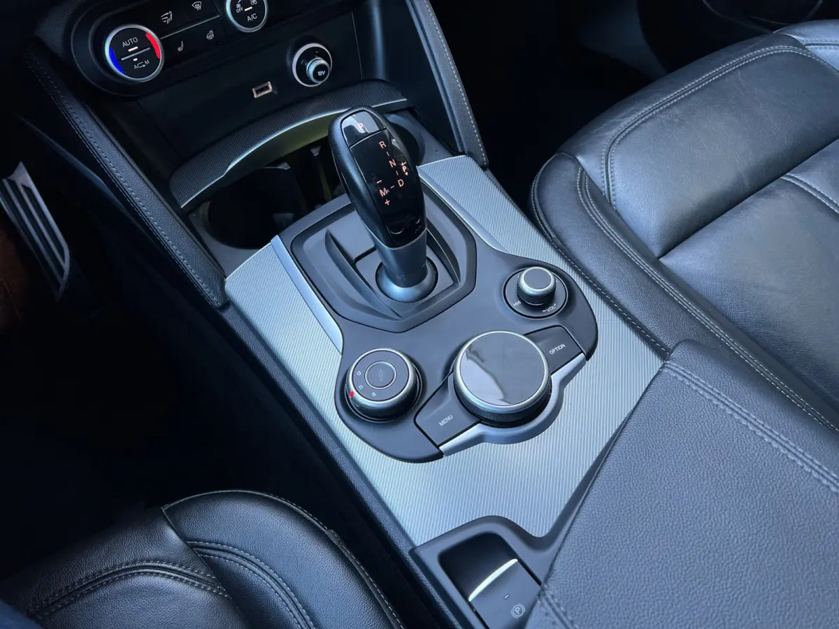 2.0 T 200pk AWD Super | 19'' velgen | Navigatie | Active suspension | Carplay | Elektrische stoelen | Adaptive crusie controle | Camera | Elektrische achterklep | Stoelgeheugen | Dodehoek de