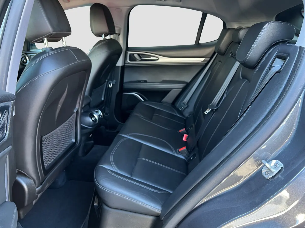 2.0 T 200pk AWD Super | 19'' velgen | Navigatie | Active suspension | Carplay | Elektrische stoelen | Adaptive crusie controle | Camera | Elektrische achterklep | Stoelgeheugen | Dodehoek de