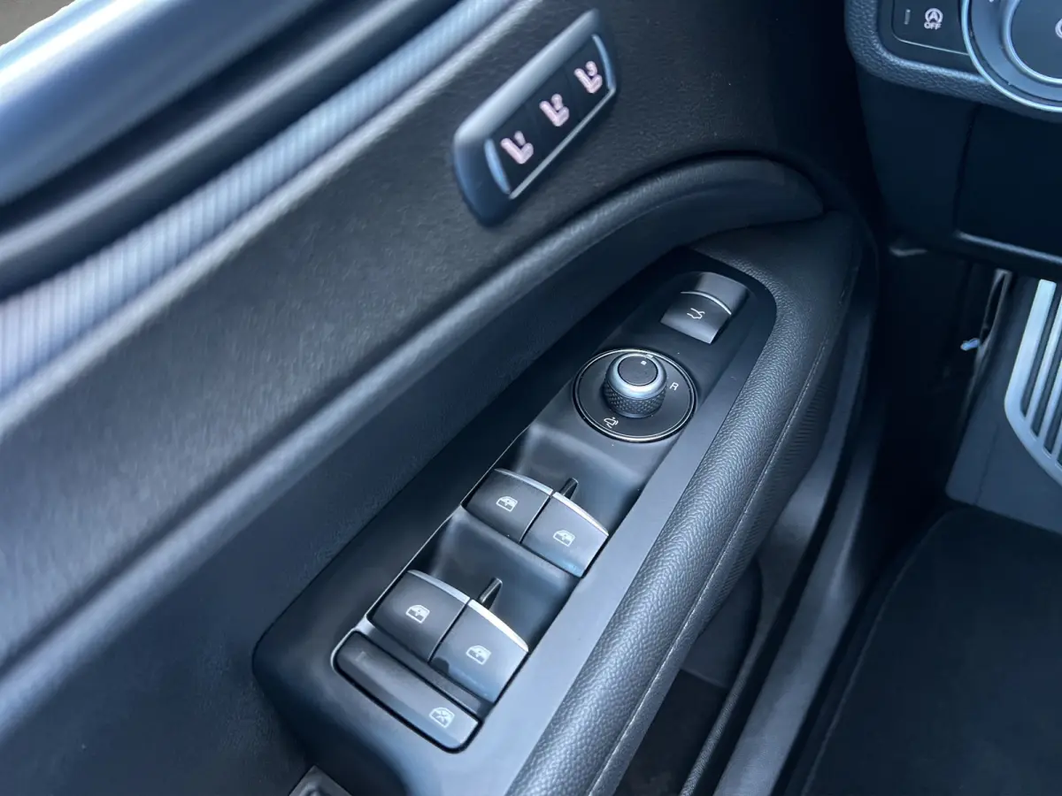 2.0 T 200pk AWD Super | 19'' velgen | Navigatie | Active suspension | Carplay | Elektrische stoelen | Adaptive crusie controle | Camera | Elektrische achterklep | Stoelgeheugen | Dodehoek de