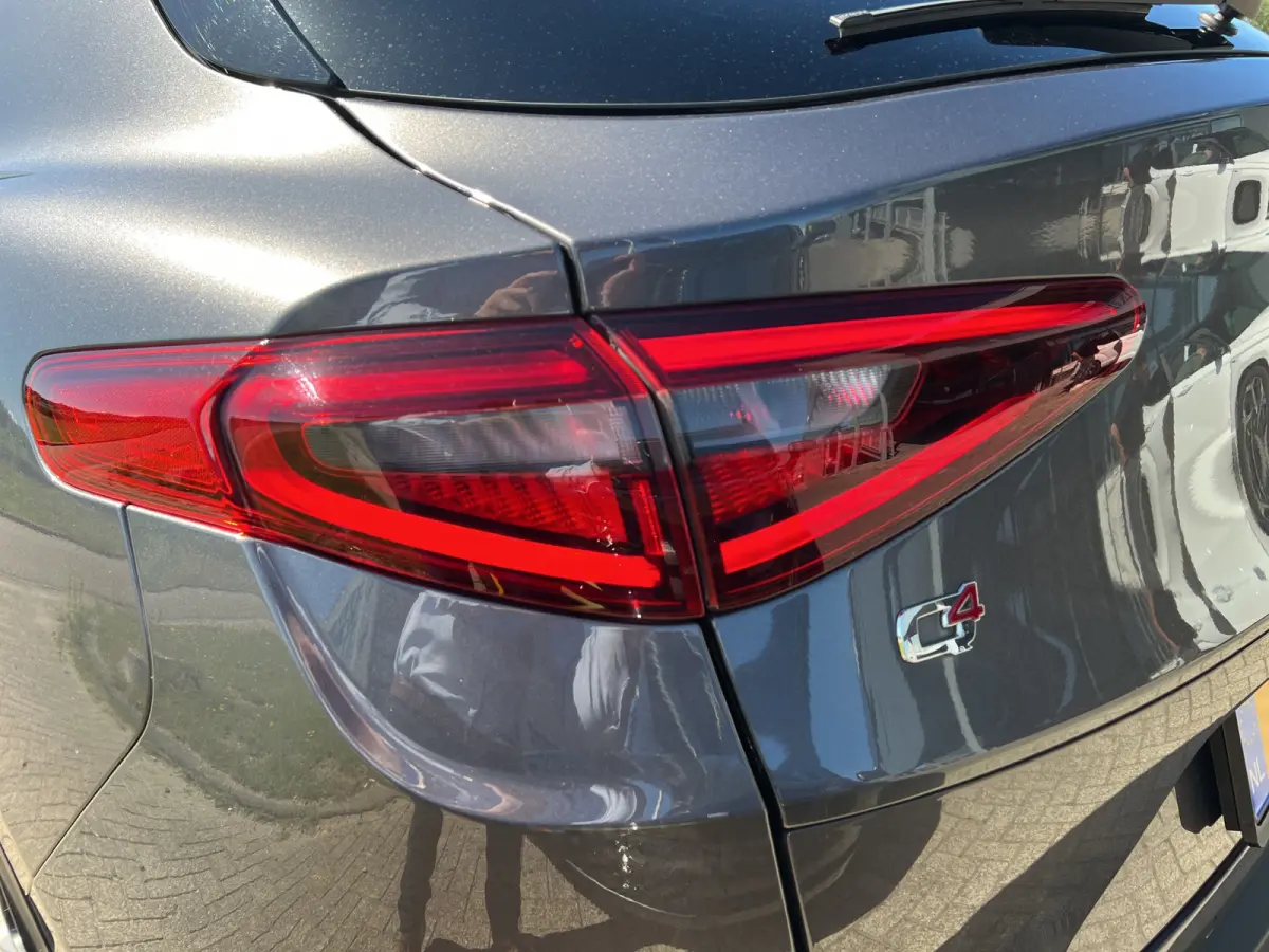 2.0 T 200pk AWD Super | 19'' velgen | Navigatie | Active suspension | Carplay | Elektrische stoelen | Adaptive crusie controle | Camera | Elektrische achterklep | Stoelgeheugen | Dodehoek de