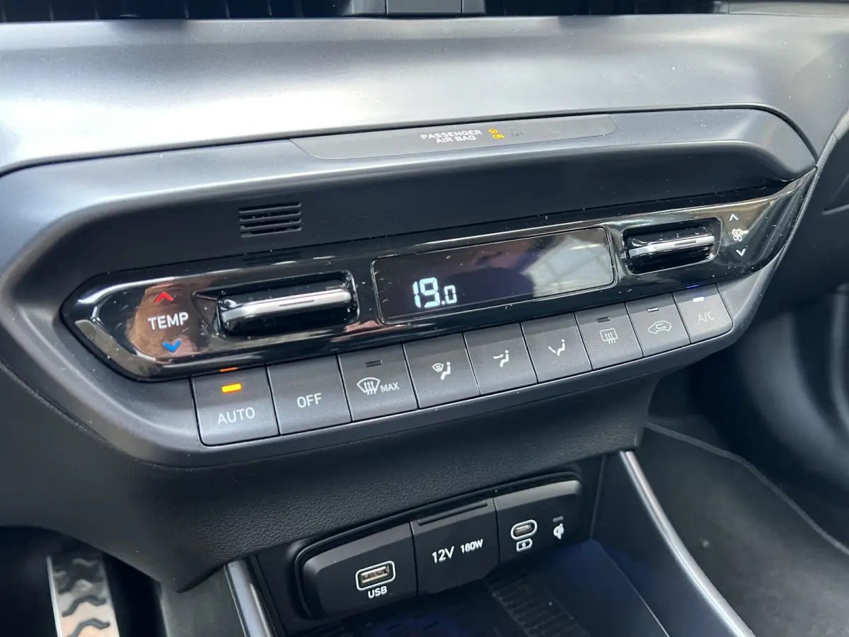 Premium 1.0 T-GDi Automaat | Camera | Climate controle | Carplay | Stoelverwarming | Digitaal cockpit | Stuurverwarming | Privacy Glass | Dodehoekdetectie