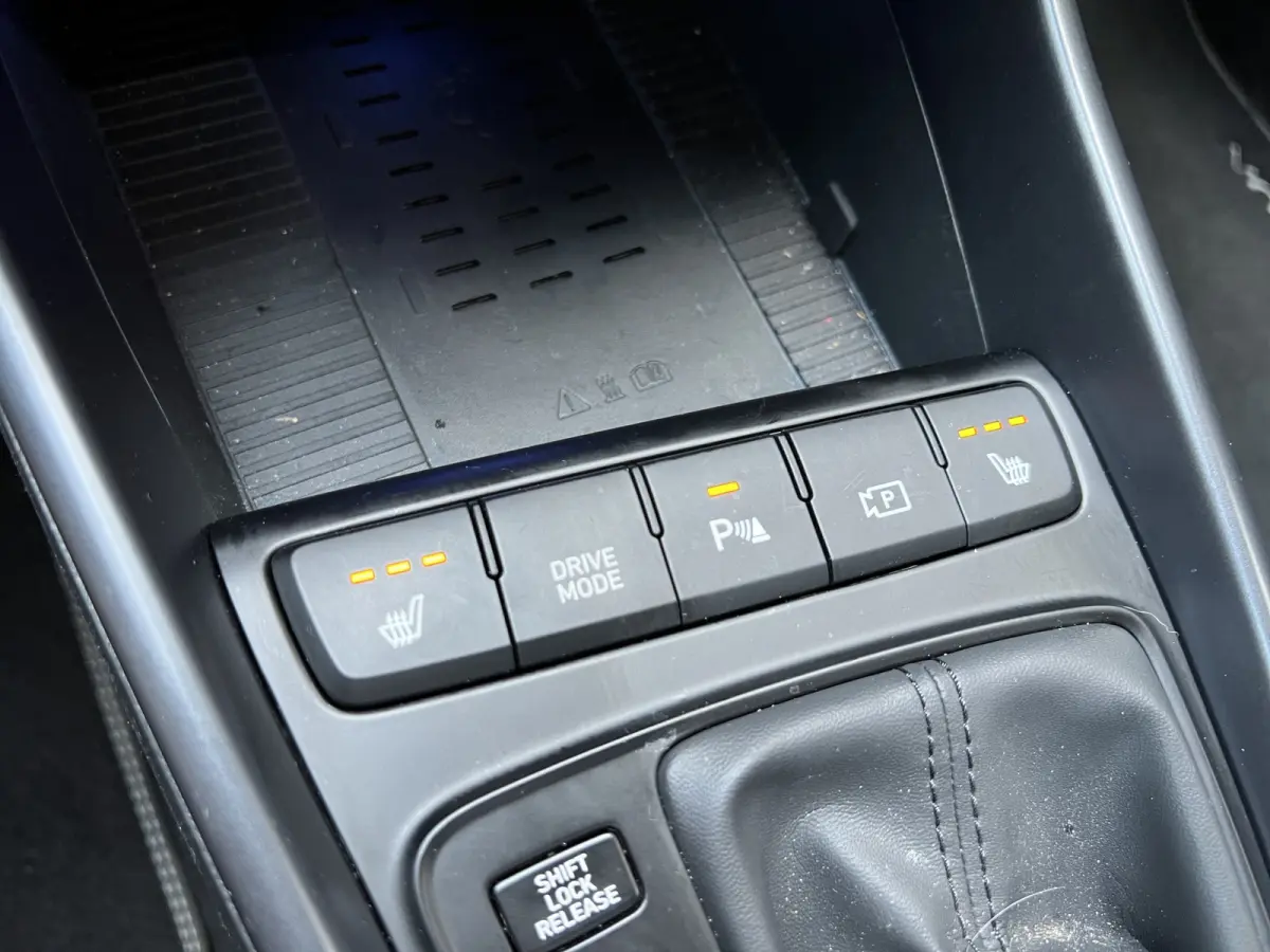 Premium 1.0 T-GDi Automaat | Camera | Climate controle | Carplay | Stoelverwarming | Digitaal cockpit | Stuurverwarming | Privacy Glass | Dodehoekdetectie