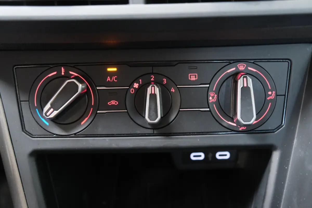 1.0 TSI R-Line Edition - N.A.P. Airco, Cruise, Navi, Carplay, Camera.