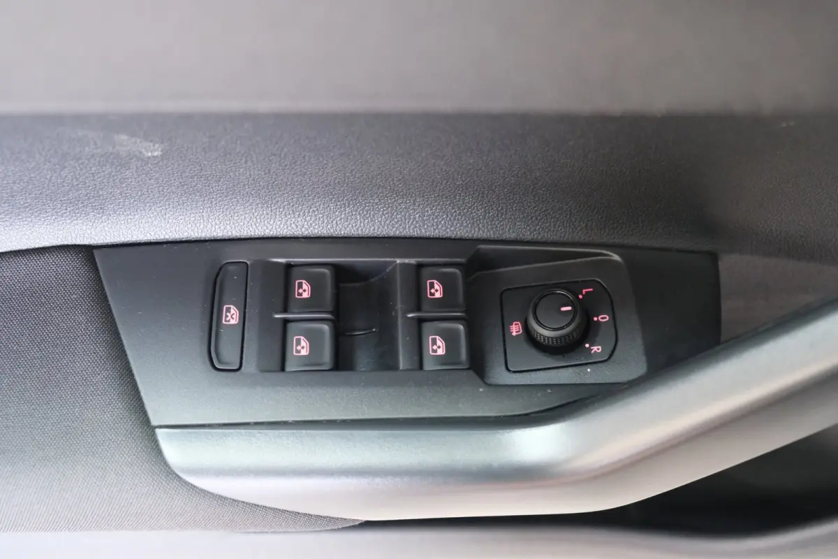1.0 TSI R-Line Edition - N.A.P. Airco, Cruise, Navi, Carplay, Camera.