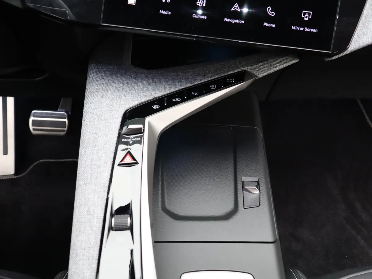 1.6 plug-in Hybrid 195 GT 8 Jaar Garantie | 360* Graden Camera | Parkeersensoren Voor en Achter | Dodehoekbewaking | Stoelverwarming | Keyless | 19" Lichtmetalen Velgen | Adaptieve Cruise Co