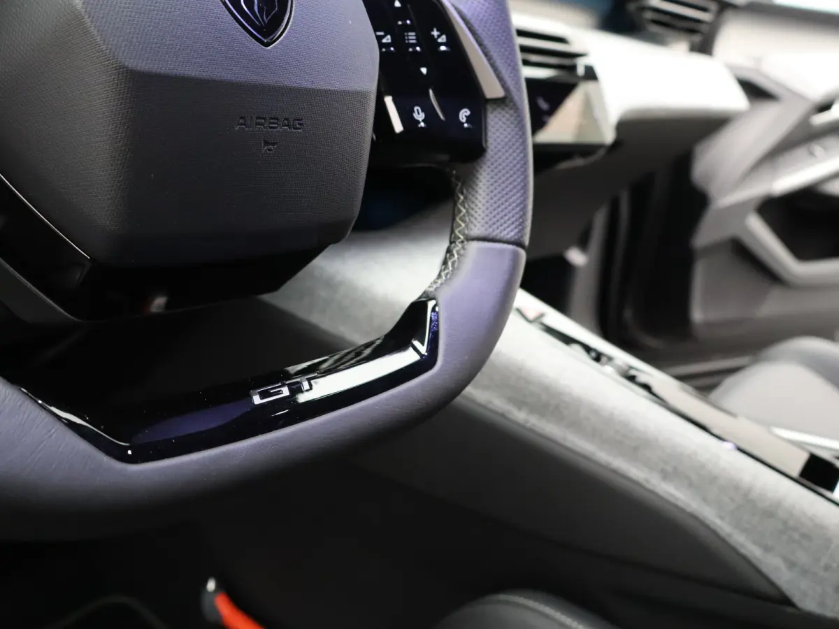 1.6 plug-in Hybrid 195 GT 8 Jaar Garantie | 360* Graden Camera | Parkeersensoren Voor en Achter | Dodehoekbewaking | Stoelverwarming | Keyless | 19" Lichtmetalen Velgen | Adaptieve Cruise Co