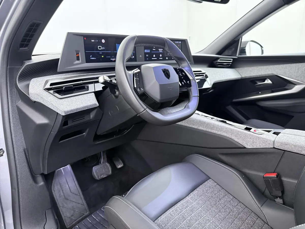 SUV Allure 145pk Hybrid Automaat | 7 zitplaatsen | Automatische airco | Lichtmetalen velgen 19 inch | Camera achter | Apple Carplay en Android auto draadloos