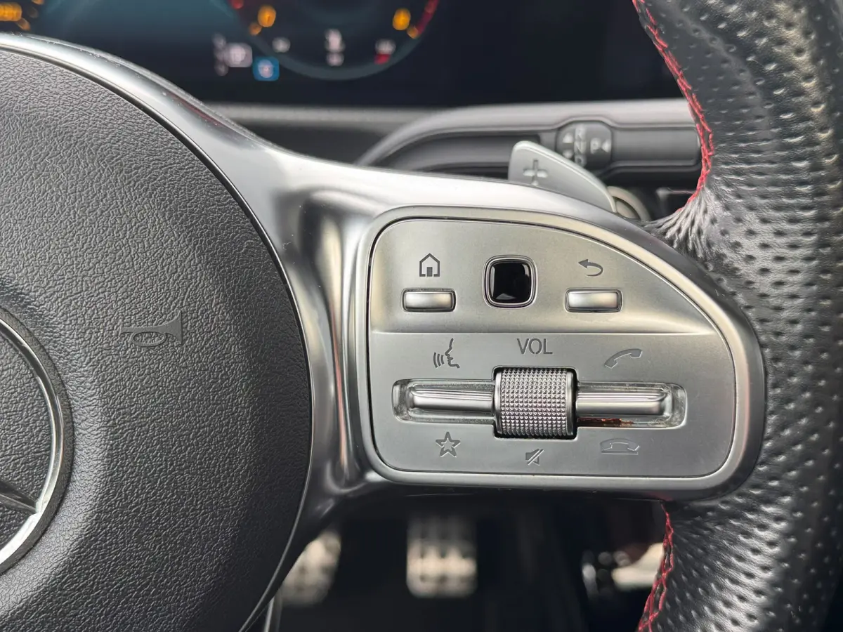 180 AMG EL-STOEL l PANO l SFEER l MATRIX l SOUND l KEYLESS l CAMERA l CARPLAY NIGHT l ORG.NL