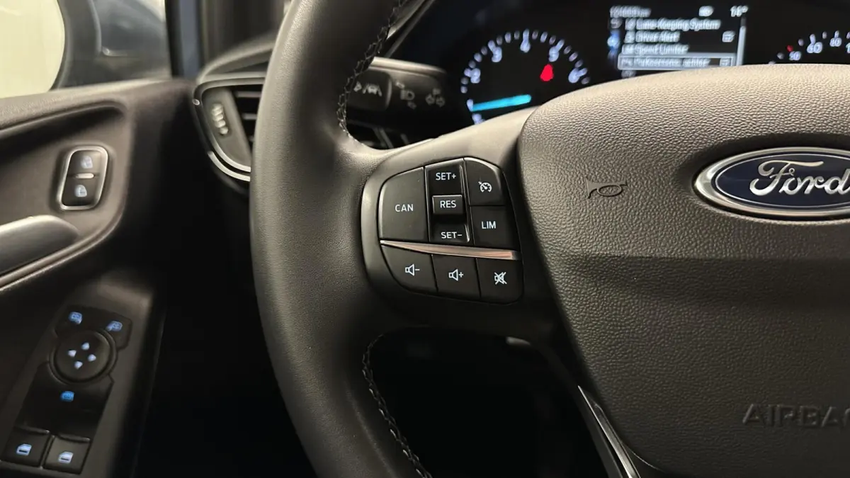 1.0 EcoBoost Hybrid Titanium NAVI CRUISE CARPLAY.