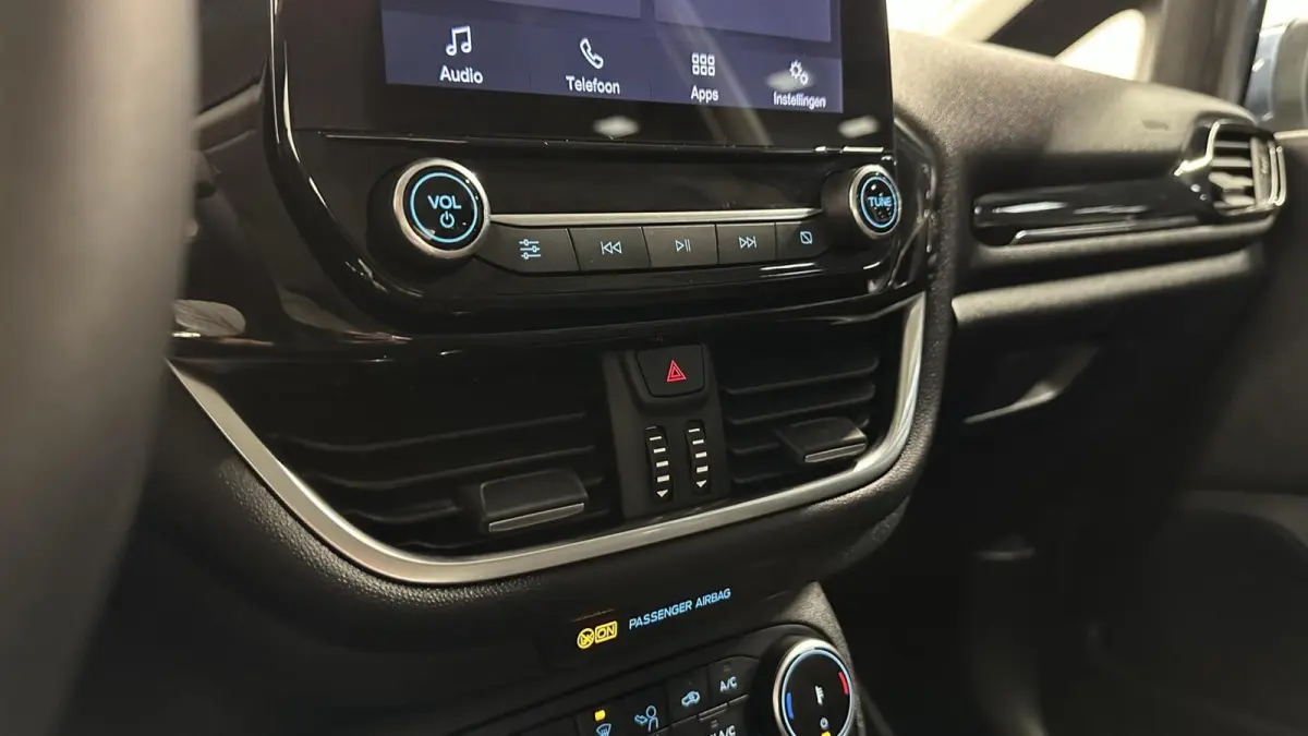 1.0 EcoBoost Hybrid Titanium NAVI CRUISE CARPLAY.