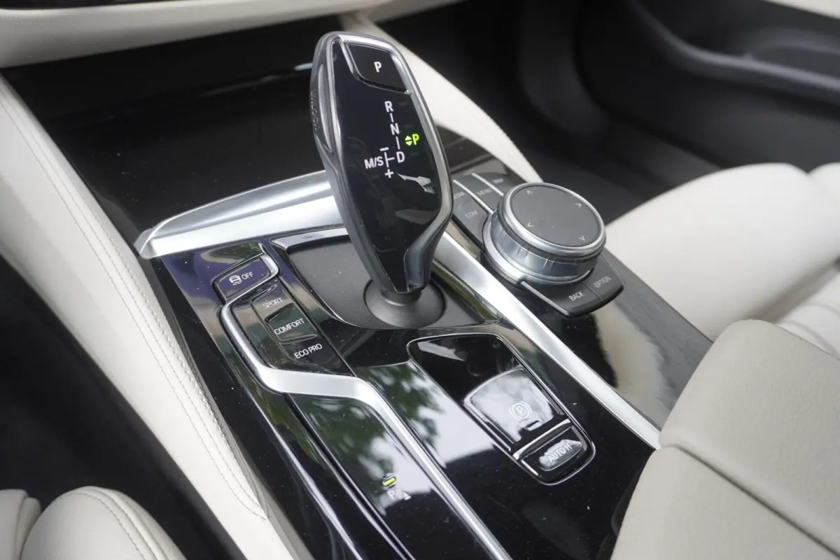 530i | M Sportpakket | High Executive | Extra getint glas | BMW Laserlight | BMW Head-Up Display | HiFi System | 19 inch LM M Y-Spaak