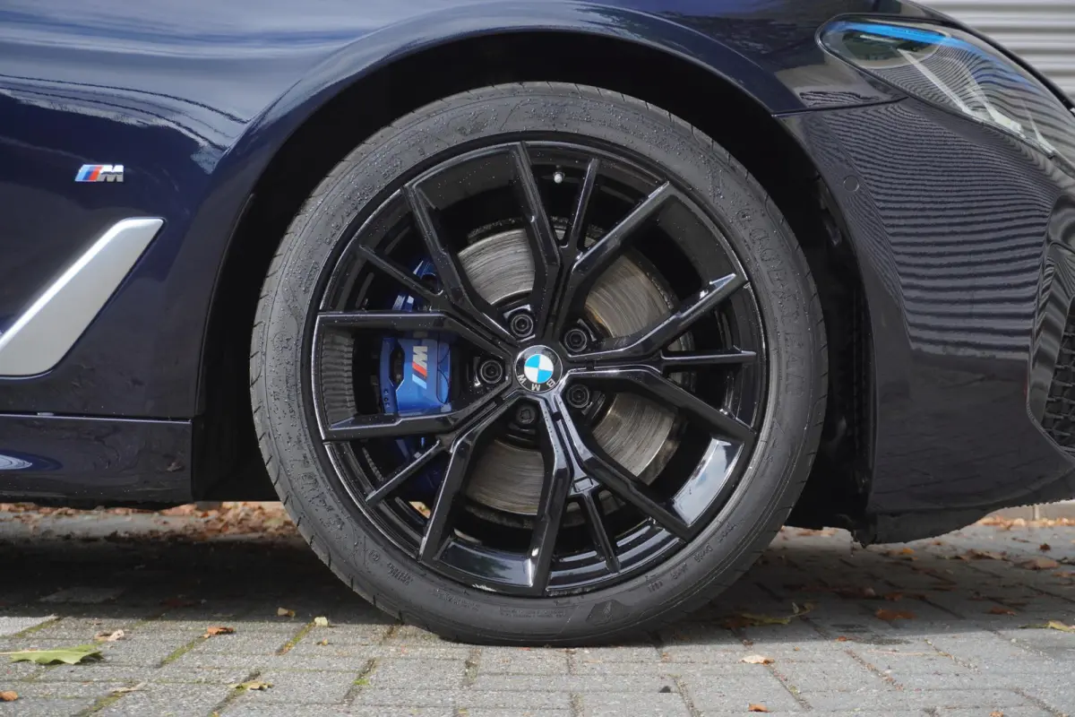 530i | M Sportpakket | High Executive | Extra getint glas | BMW Laserlight | BMW Head-Up Display | HiFi System | 19 inch LM M Y-Spaak