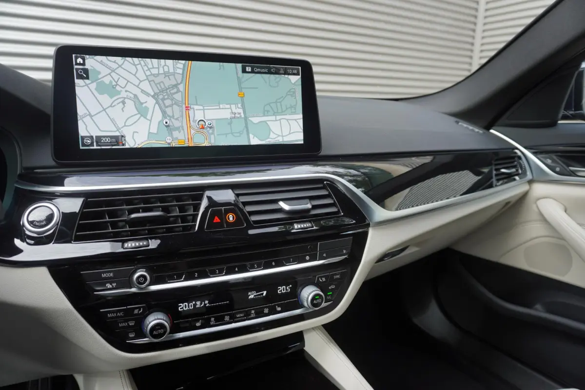 530i | M Sportpakket | High Executive | Extra getint glas | BMW Laserlight | BMW Head-Up Display | HiFi System | 19 inch LM M Y-Spaak