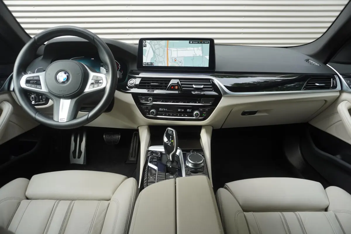 530i | M Sportpakket | High Executive | Extra getint glas | BMW Laserlight | BMW Head-Up Display | HiFi System | 19 inch LM M Y-Spaak
