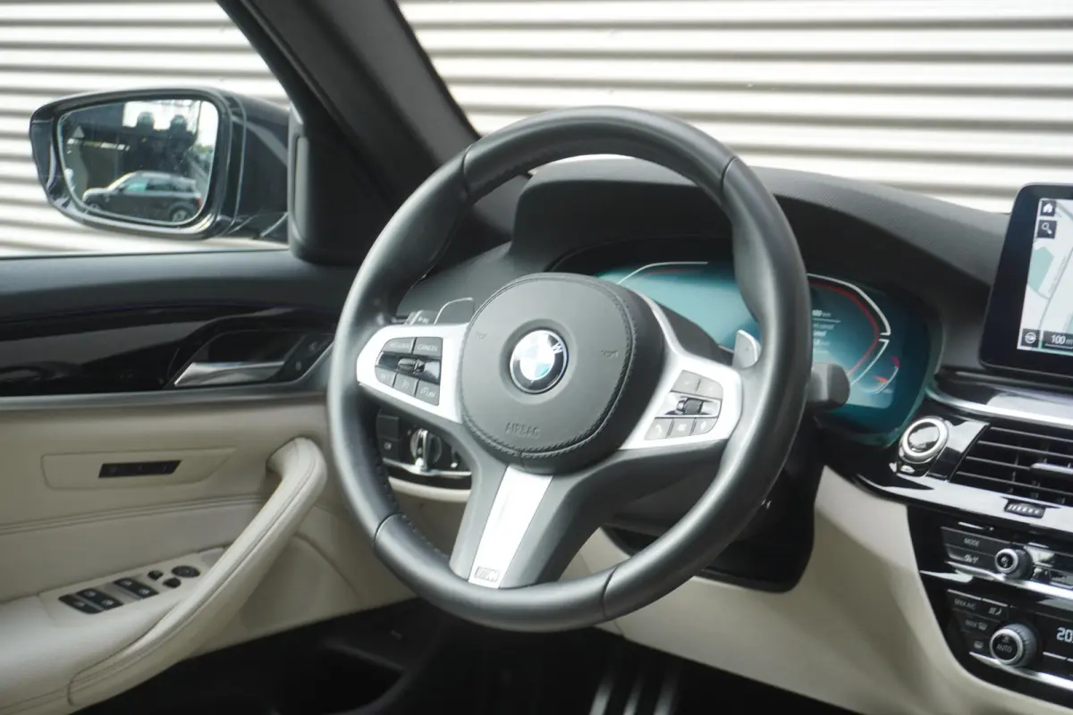 530i | M Sportpakket | High Executive | Extra getint glas | BMW Laserlight | BMW Head-Up Display | HiFi System | 19 inch LM M Y-Spaak