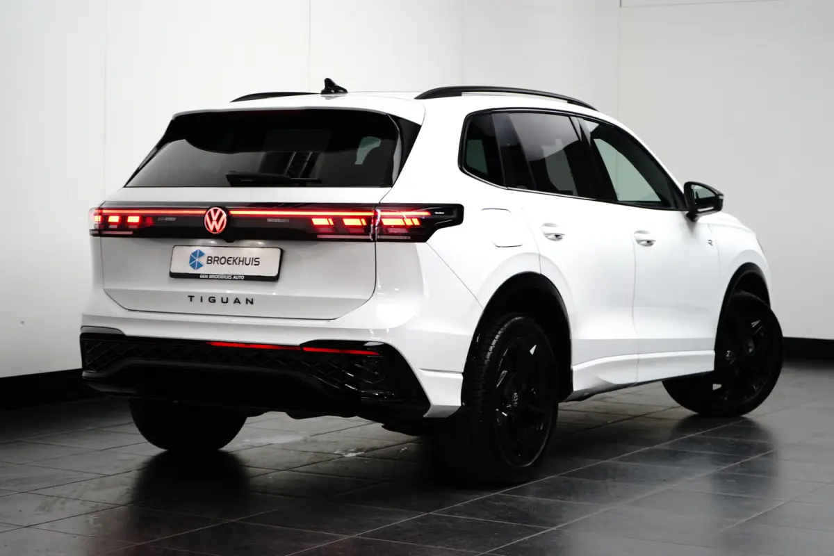 1.5 TSI 272PK eHybrid DSG-6 R-Line | TREKHAAK | PANORAMADAK | 360 CAMERA | BLACK STYLE | 19 INCH | FULL LED MATRIX