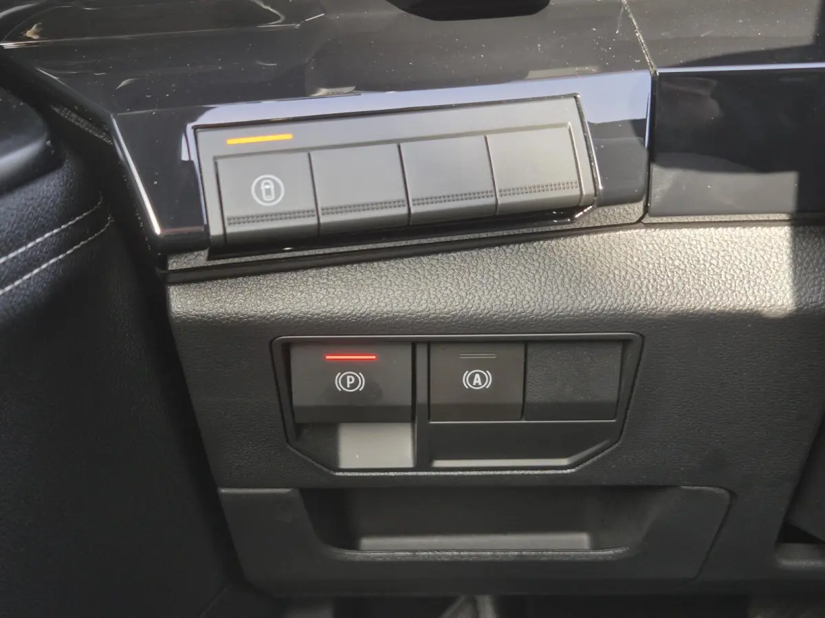 1.2 E-Tech full hybrid 200 techno / Fabrieksgarantie tot 02-2028 / Trekgewicht 1500 kg / Panoramadak / Rondomzicht camera / Apple Carplay Android Auto / Draadloze telefoon lader / Keyless En