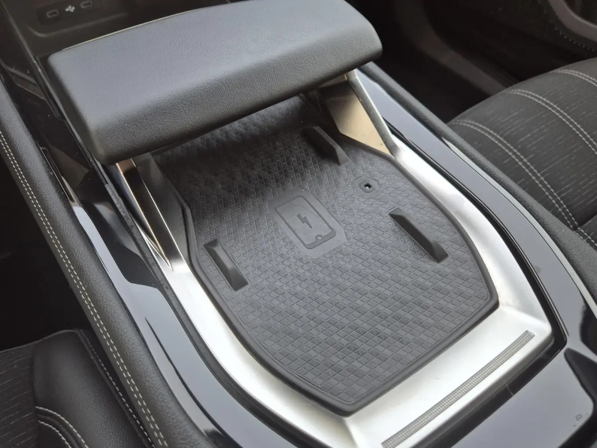 1.2 E-Tech full hybrid 200 techno / Fabrieksgarantie tot 02-2028 / Trekgewicht 1500 kg / Panoramadak / Rondomzicht camera / Apple Carplay Android Auto / Draadloze telefoon lader / Keyless En