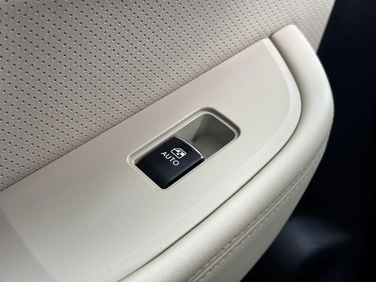 2.5i Premium / Trekhaak 2000 kg / 10-2017 / duurste uitvoering / zeer nette auto / goed onderhouden / pdc voor / Stoelverwarming / Bluetooth audio / Leren Bekleding /