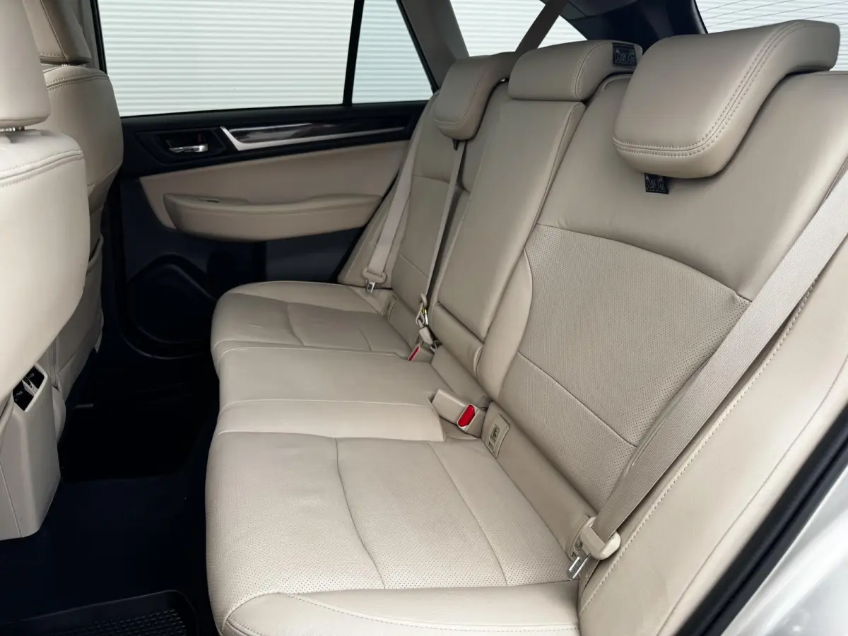 2.5i Premium / Trekhaak 2000 kg / 10-2017 / duurste uitvoering / zeer nette auto / goed onderhouden / pdc voor / Stoelverwarming / Bluetooth audio / Leren Bekleding /