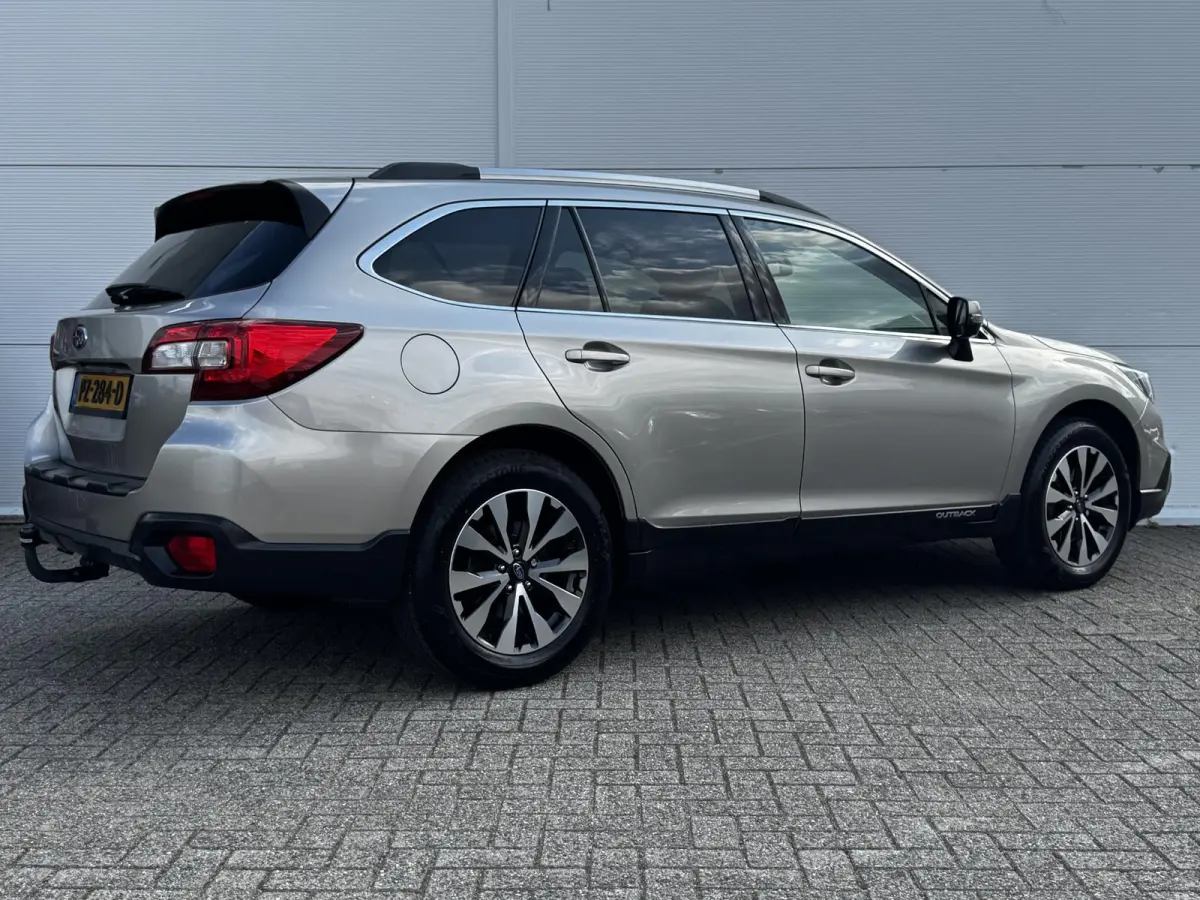 2.5i Premium / Trekhaak 2000 kg / 10-2017 / duurste uitvoering / zeer nette auto / goed onderhouden / pdc voor / Stoelverwarming / Bluetooth audio / Leren Bekleding /