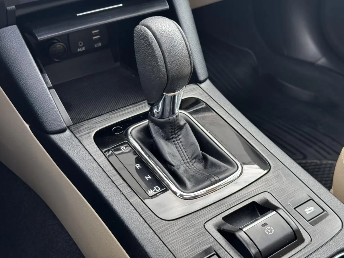 2.5i Premium / Trekhaak 2000 kg / 10-2017 / duurste uitvoering / zeer nette auto / goed onderhouden / pdc voor / Stoelverwarming / Bluetooth audio / Leren Bekleding /