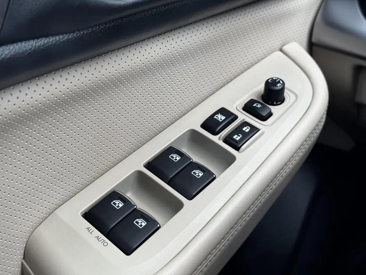 2.5i Premium / Trekhaak 2000 kg / 10-2017 / duurste uitvoering / zeer nette auto / goed onderhouden / pdc voor / Stoelverwarming / Bluetooth audio / Leren Bekleding /