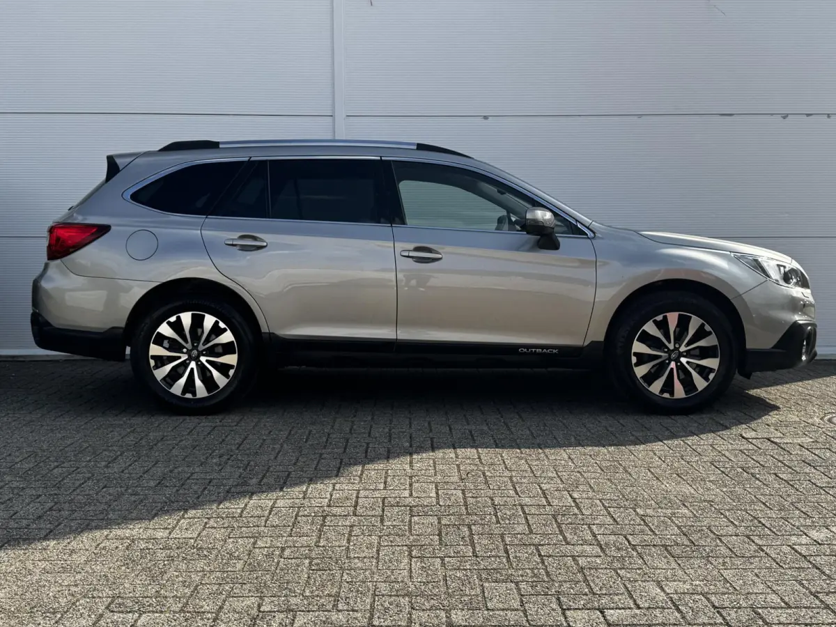 2.5i Premium / Trekhaak 2000 kg / 10-2017 / duurste uitvoering / zeer nette auto / goed onderhouden / pdc voor / Stoelverwarming / Bluetooth audio / Leren Bekleding /