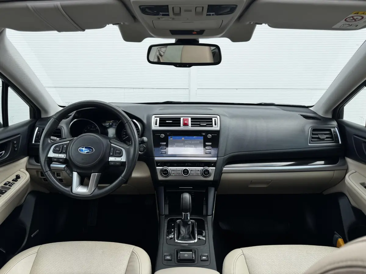 2.5i Premium / Trekhaak 2000 kg / 10-2017 / duurste uitvoering / zeer nette auto / goed onderhouden / pdc voor / Stoelverwarming / Bluetooth audio / Leren Bekleding /