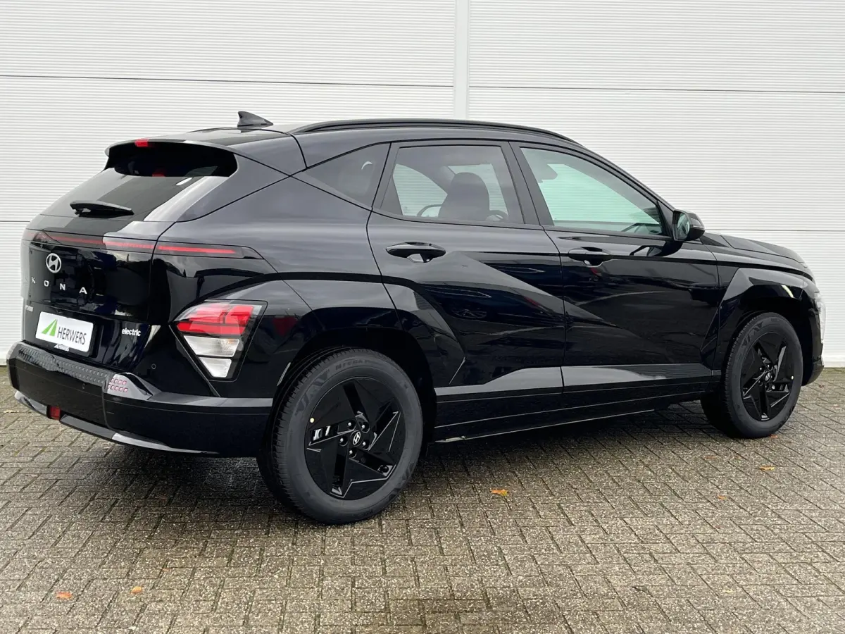 Long Range Pure Edition 64.8 kWh | 17-inch lichtmetalen zwarte velgen | Abyss Black Pearl | Apple Carplay/Android Auto