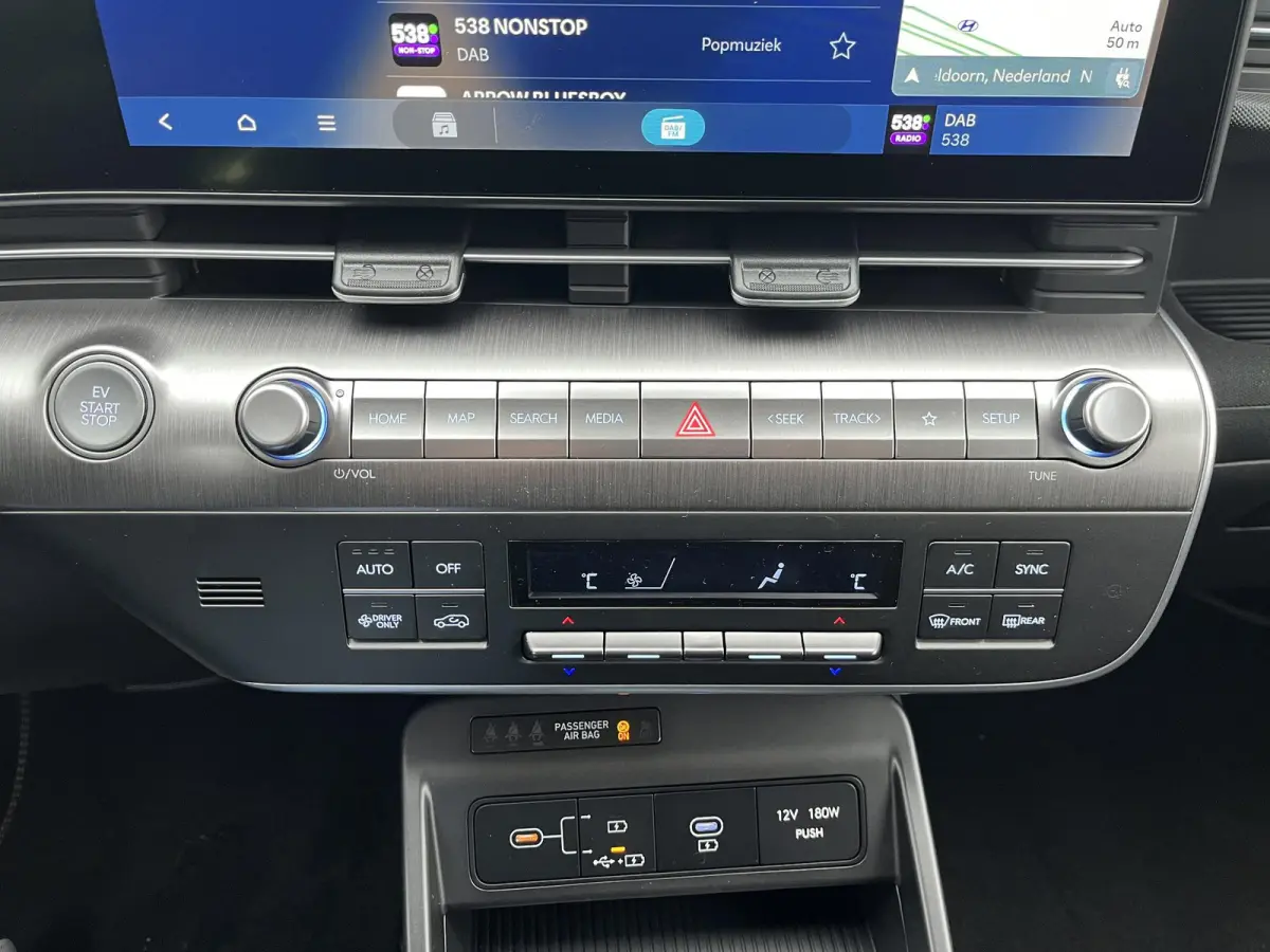 Long Range Pure Edition 64.8 kWh | 17-inch lichtmetalen zwarte velgen | Abyss Black Pearl | Apple Carplay/Android Auto