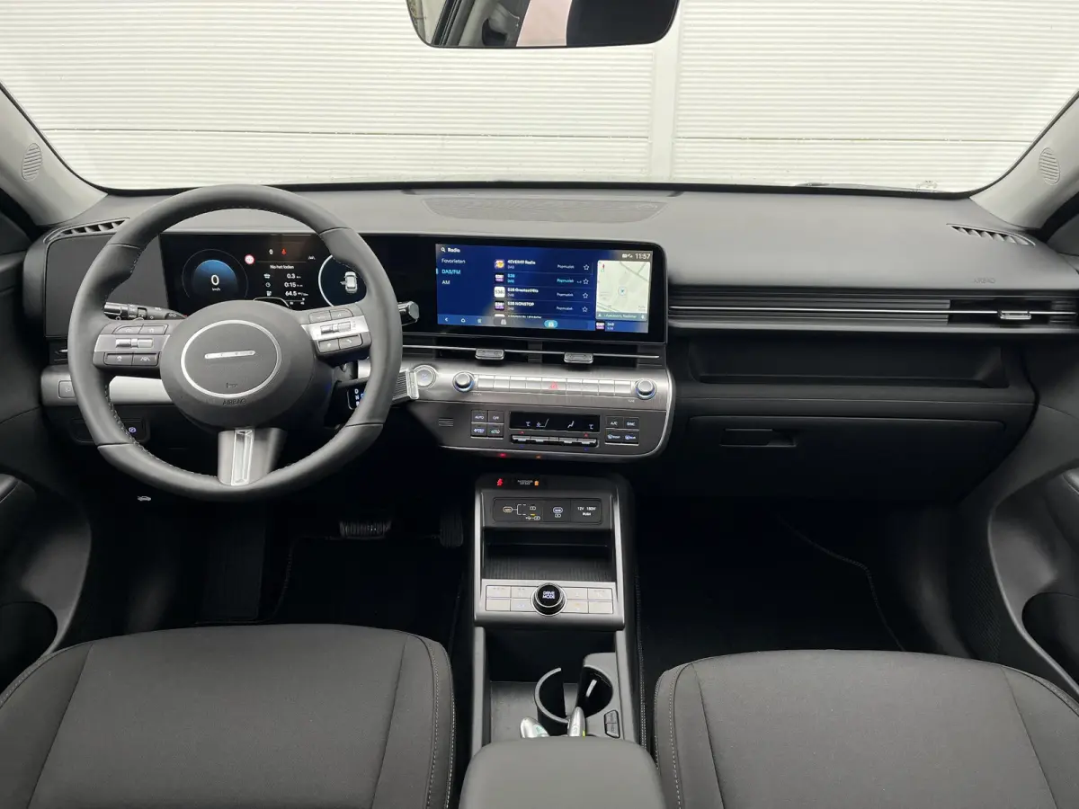 Long Range Pure Edition 64.8 kWh | 17-inch lichtmetalen zwarte velgen | Abyss Black Pearl | Apple Carplay/Android Auto