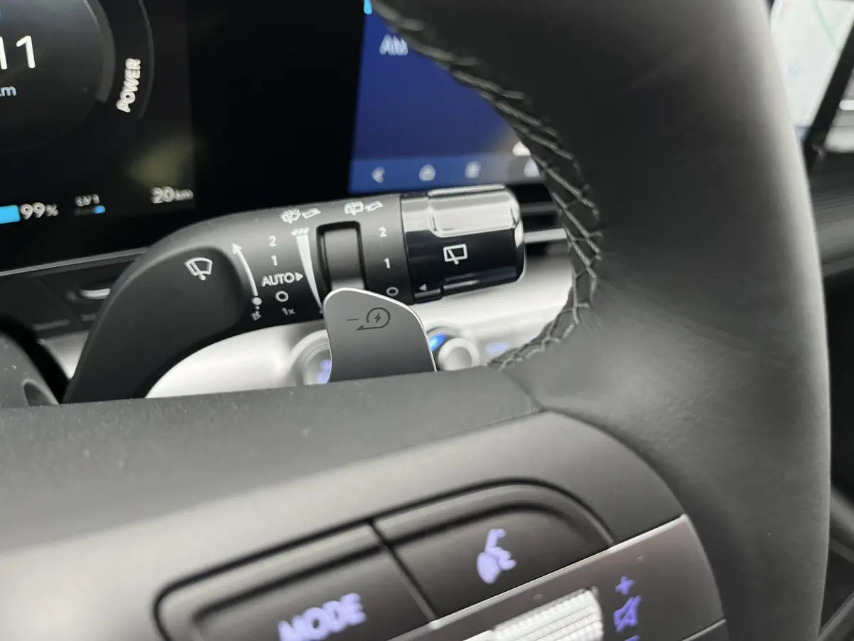 Long Range Pure Edition 64.8 kWh | 17-inch lichtmetalen zwarte velgen | Abyss Black Pearl | Apple Carplay/Android Auto