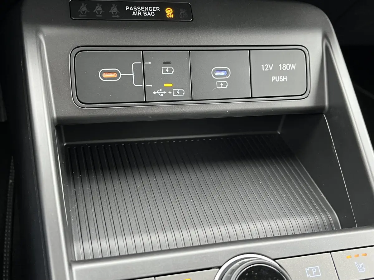 Long Range Pure Edition 64.8 kWh | 17-inch lichtmetalen zwarte velgen | Abyss Black Pearl | Apple Carplay/Android Auto