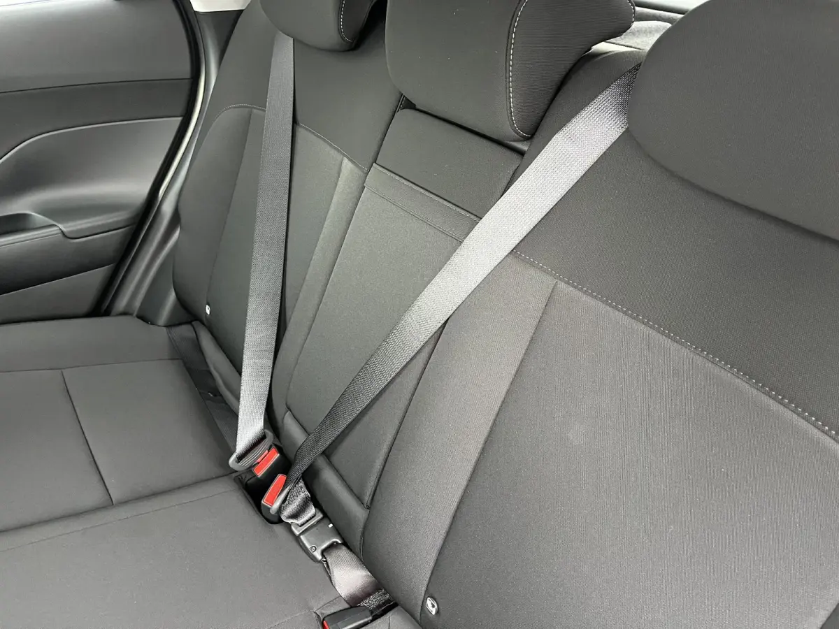Long Range Pure Edition 64.8 kWh | 17-inch lichtmetalen zwarte velgen | Abyss Black Pearl | Apple Carplay/Android Auto